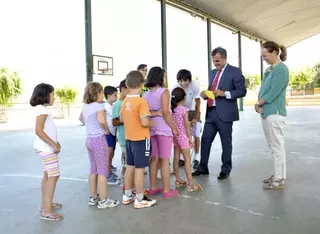 De Foxá visita las escuelas de verano a las que acuden un millar de niños
