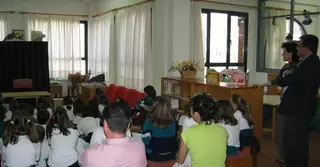 El alcalde de Majadahonda visita la XV Semana del Libro Infantil y Juvenil