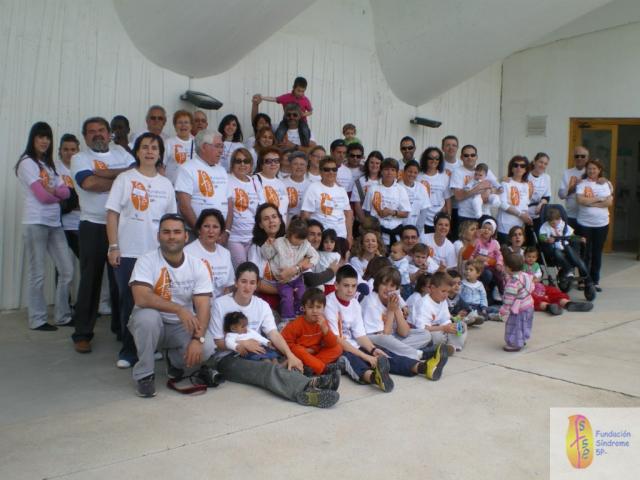 Veteranos del Atlético de Madrid contra famosos en un partido benéfico
