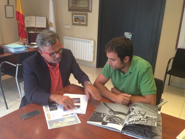 
                                                    El alcalde de Majadahonda recibe a Javier de la Varga