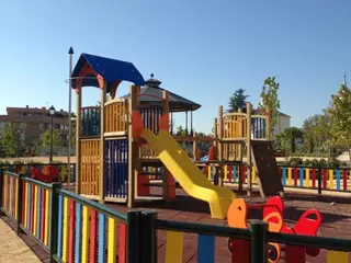 El Ayuntamiento abre una nueva zona de juegos infantiles adaptada para niños con discapacidad
