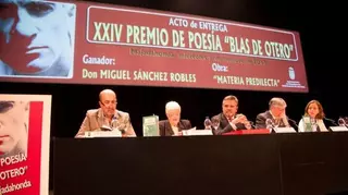 Sánchez Robles recibe el premio de poesía ‘Blas de Otero’ de Majadahonda