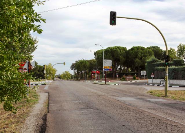 
                                                    El Ayuntamiento mejora el tráfico en la M-515 con una rotonda en la entrada a Monteclaro