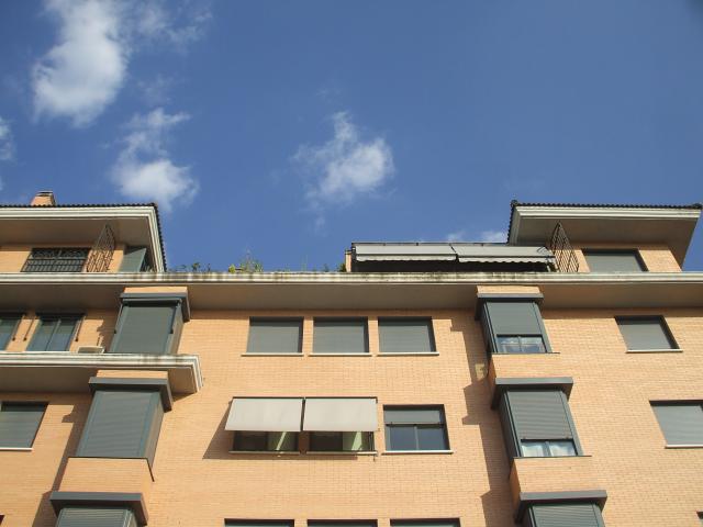 
                                                    900 jóvenes renuncian a una vivienda protegida en Majadahonda al no poder pagar sus desorbitados precios