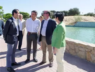 Ignacio González visita el Parque Felipe VI de Majadahonda que se riega con agua reciclada