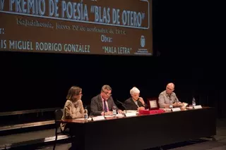 Luis Miguel Rodrigo recibe el premio de poesía ‘Blas de Otero’ de Majadahonda