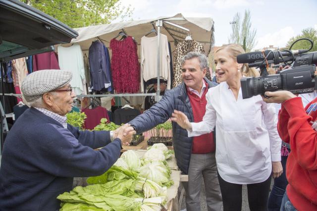 
                                                    Cifuentes y De Foxá apoyan a comerciantes ambulantes y autónomos de Majadahonda