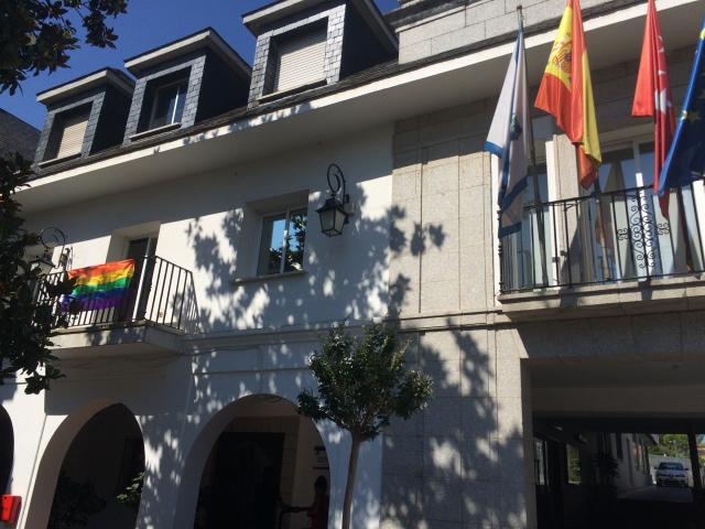 
                                                    El Grupo Socialista de Majadahonda despliega la bandera arcoíris en su balcón