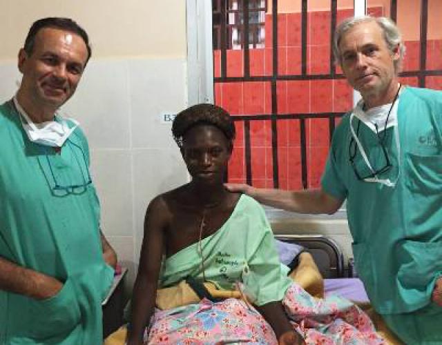 
                                                    Cuatro médicos del Hospital Puerta de Hierro viajan a Camerún en campaña de cooperación quirúrgica