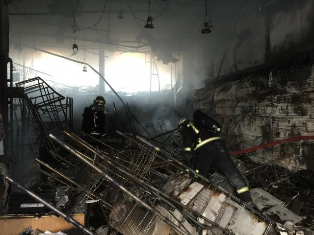 Un incendio daña gravemente un comercio y un bloque de viviendas en Majadahonda