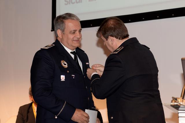 El Suboficial Jefe del Cuerpo de Policía Local de Majadahonda recibe una medalla al mérito policial