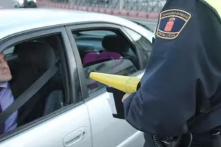 La Policía Local revisa la seguridad de adultos y niños en los vehículos