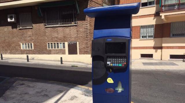 
                                                    El Ayuntamiento ofrece treinta minutos gratis de aparcamiento en la zona ORA durante el período navideño