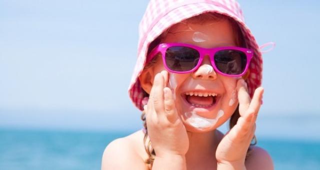 
                                                    Consejos para proteger a los más pequeños del sol en plena ola de calor