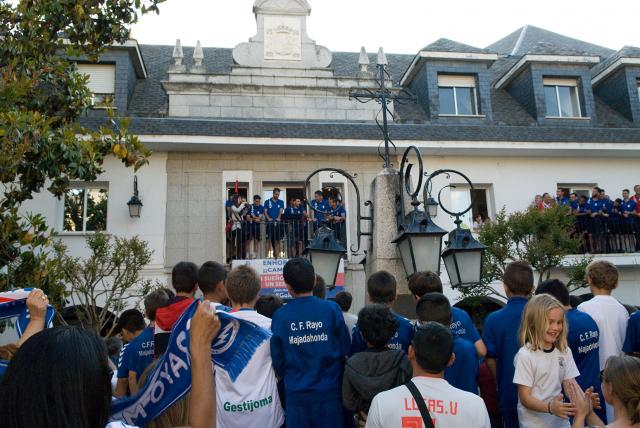 Centenares de majariegos arroparon al Rayo Majadahonda para celebrar su ascenso a Segunda