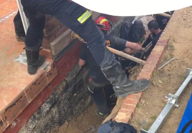Los bomberos liberan a un trabajador atrapado en una zanja en Majadahonda