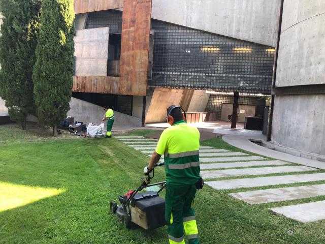 El Ayuntamiento adjudica el contrato para el mantenimiento de las zonas verdes de los colegios y escuelas infantiles
