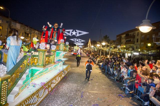Los Reyes Magos llegan a Majadahonda repartiendo 40.000 globos y 2 toneladas de caramelos