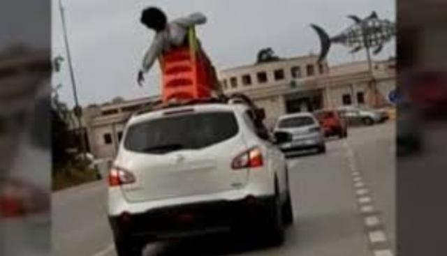 Dos jóvenes de Boadilla acusados de delito de tráfico por circular con un tobogán subido en el techo del coche