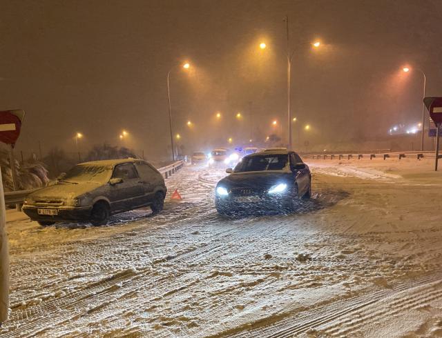 
                                                    Caos en Majadahonda ante la gran nevada que ha dejado Filomena