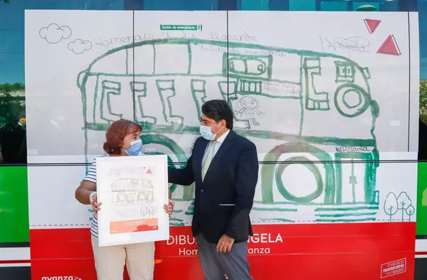 Un vinilo colocado en los autobuses de la línea 561 Majadahonda-Pozuelo rinde homenaje a las personas con discapacidad