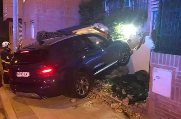 Espectacular accidente: un coche se empotra en el jardín de una casa en Majadahonda