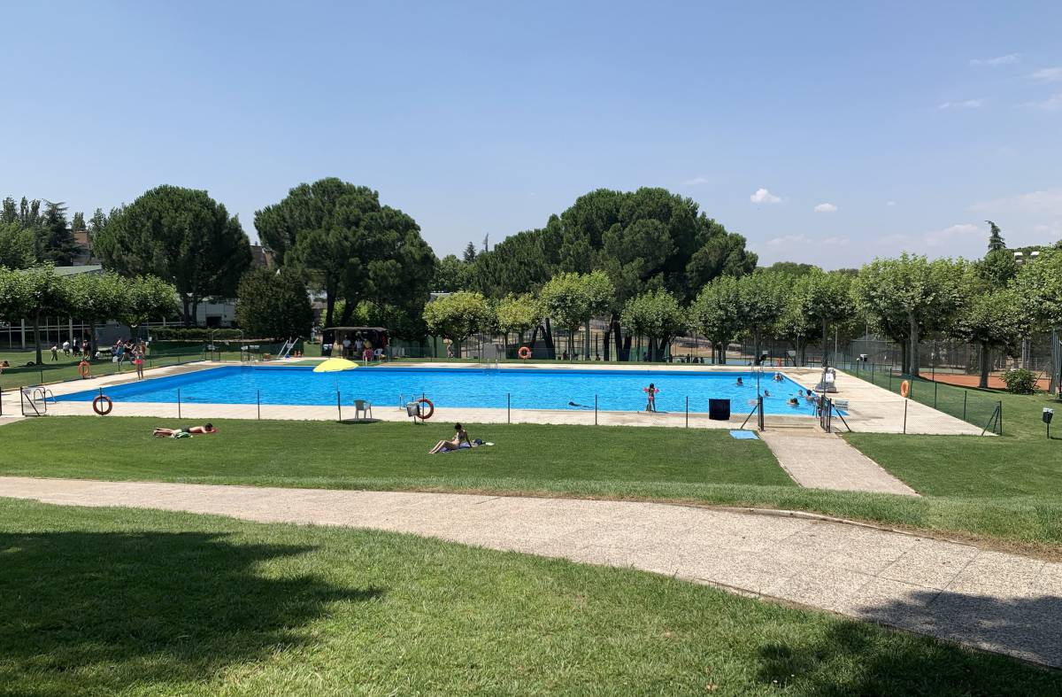 
                                                    La piscina municipal de verano de Majadahonda abre sus puertas 