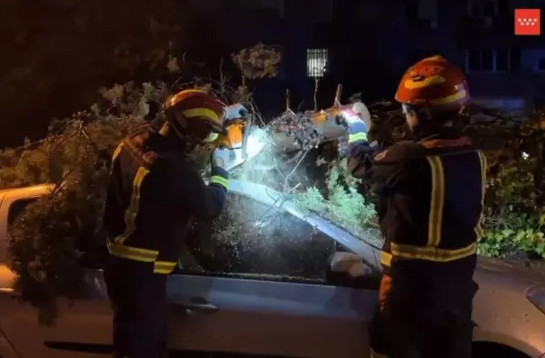 El fuerte viento y la lluvia provocan numerosas intervenciones de los bomberos en la región madrileña 