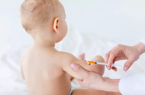 Arranca la vacunación de bebés frente a la meningitis B y de los niños de 12 años contra el Virus del Papiloma Humano 