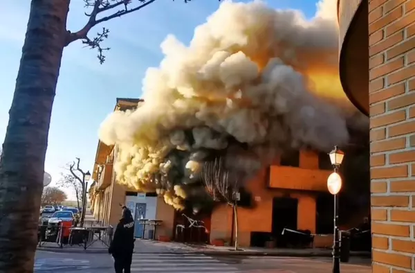 El 'triple' incendio de un restaurante en Brunete siembra la alarma entre los vecinos