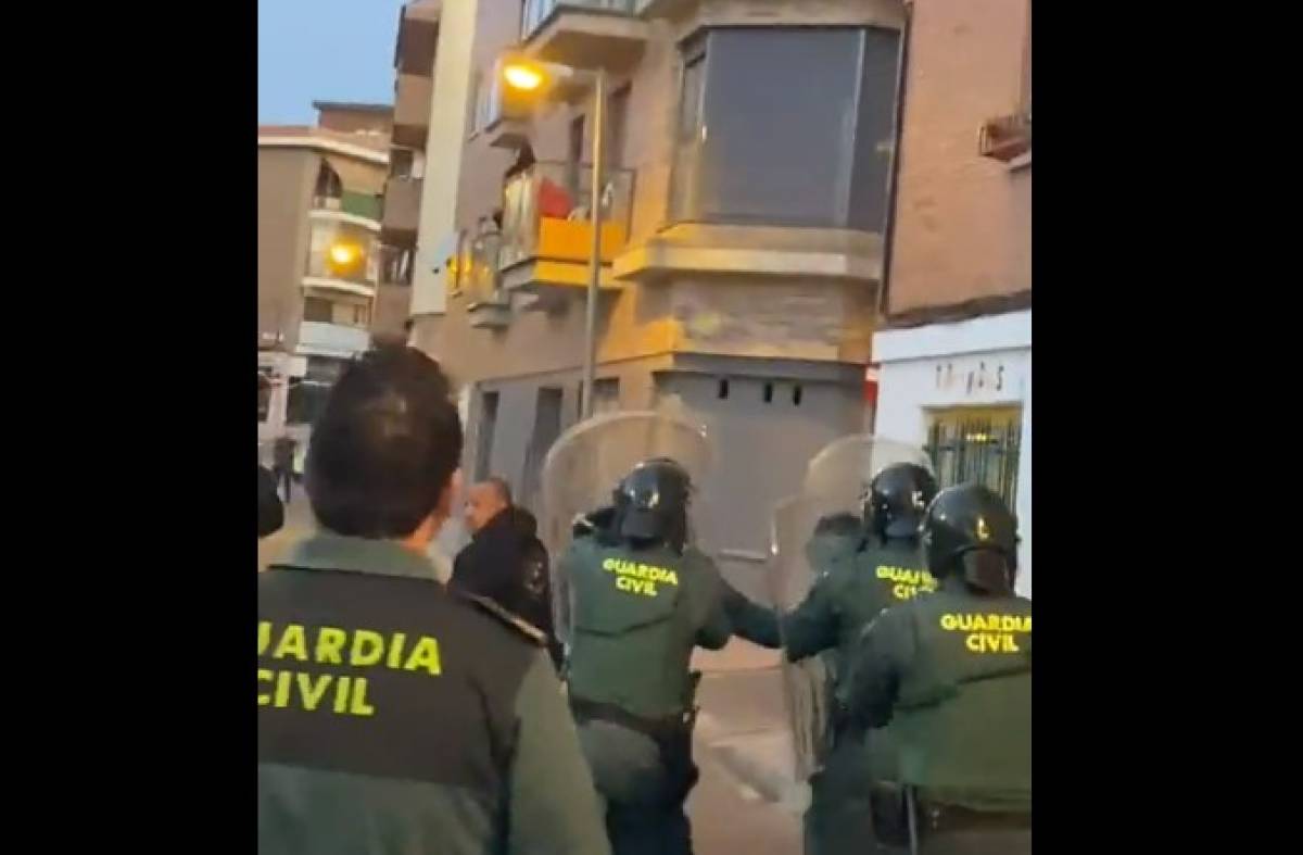 
                                                    Violentos altercados y una persona apuñalada en el desalojo del edificio okupado en Majadahonda