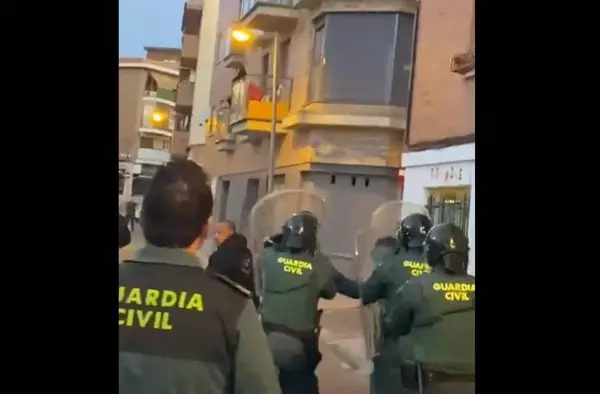 Violentos altercados y una persona apuñalada en el desalojo del edificio okupado en Majadahonda