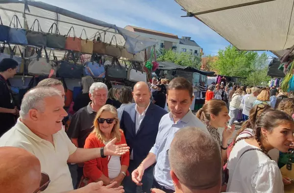 Cabrera promete la rehabilitación del centro de Majadahonda en su visita al mercadillo junto a Lobato