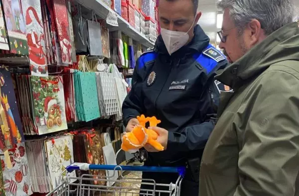La Policía Local inspecciona la seguridad de los juguetes vendidos en Majadahonda 