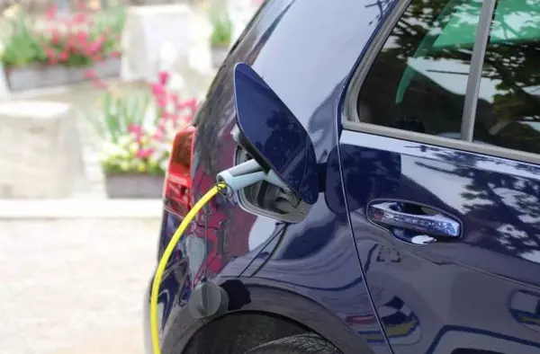 Vecinos por Majadahonda propone la instalación de puntos de recarga eléctrica y alerta sobre el incremento de delitos en la ciudad