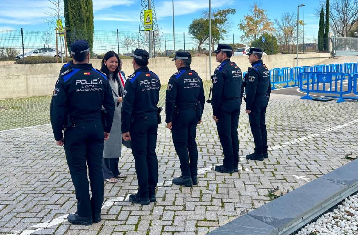 La alcaldesa de Majadahonda, con los nuevos oficiales de la Policía Local 