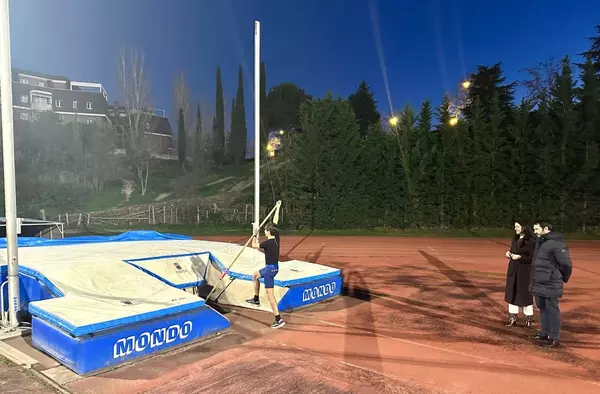 Las pistas de atletismo de Majadahonda recuperan su colchoneta para el salto de altura con pértiga 