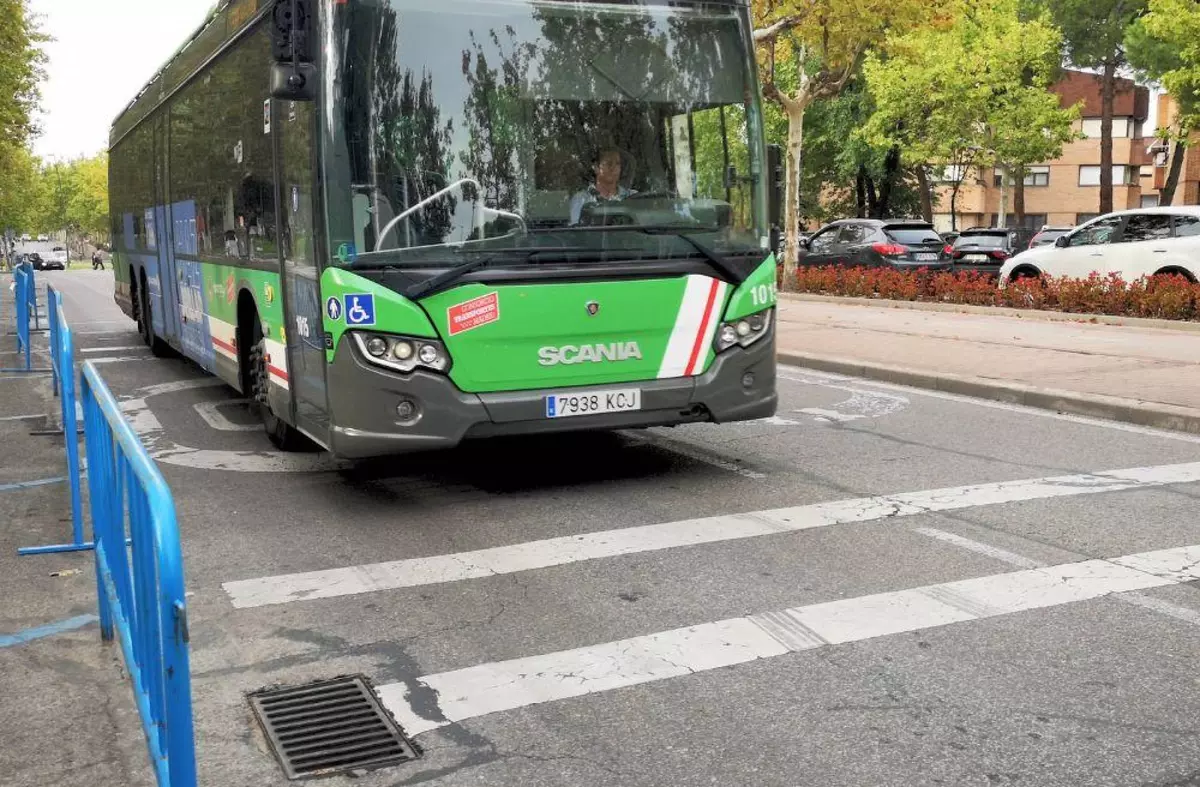 La línea de autobús 652 que conecta Majadahonda con el Gran Plaza 2 amplia su horario nocturno