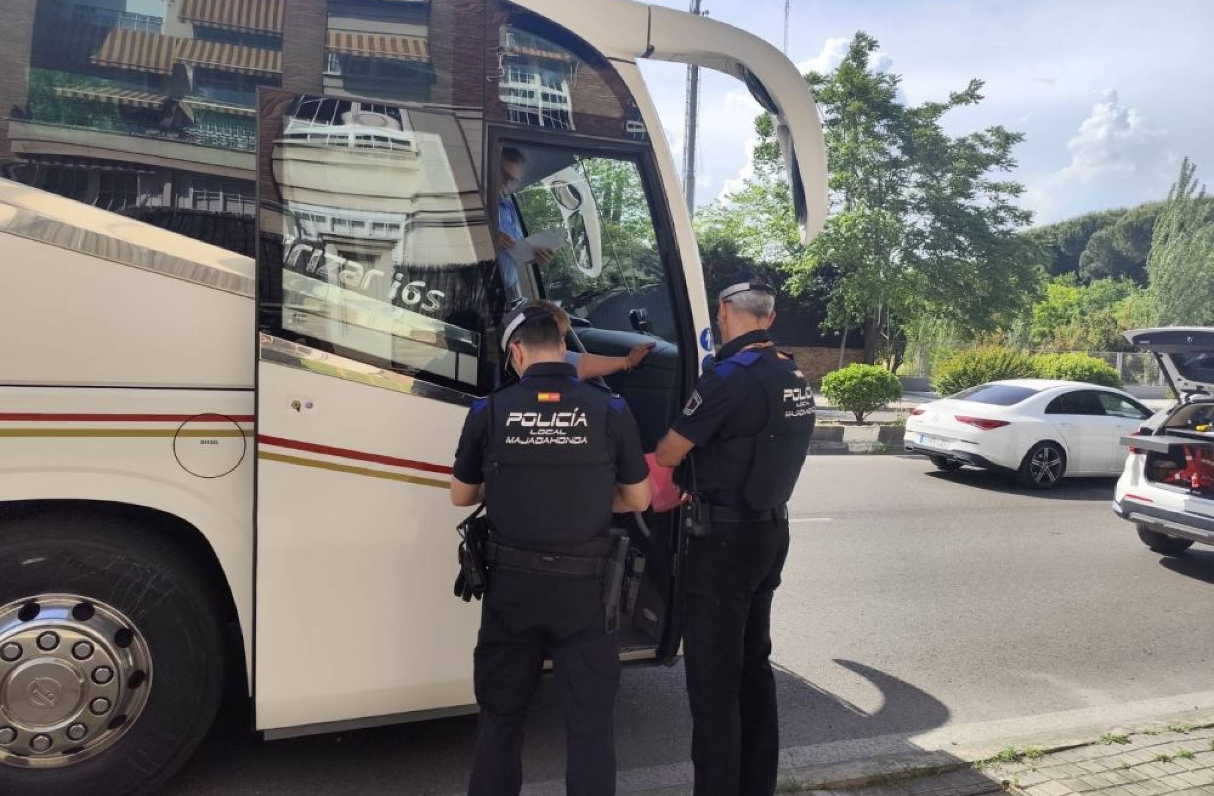 La Policía Local de Majadahonda inspecciona 40 autocares escolares y detecta 4 infracciones