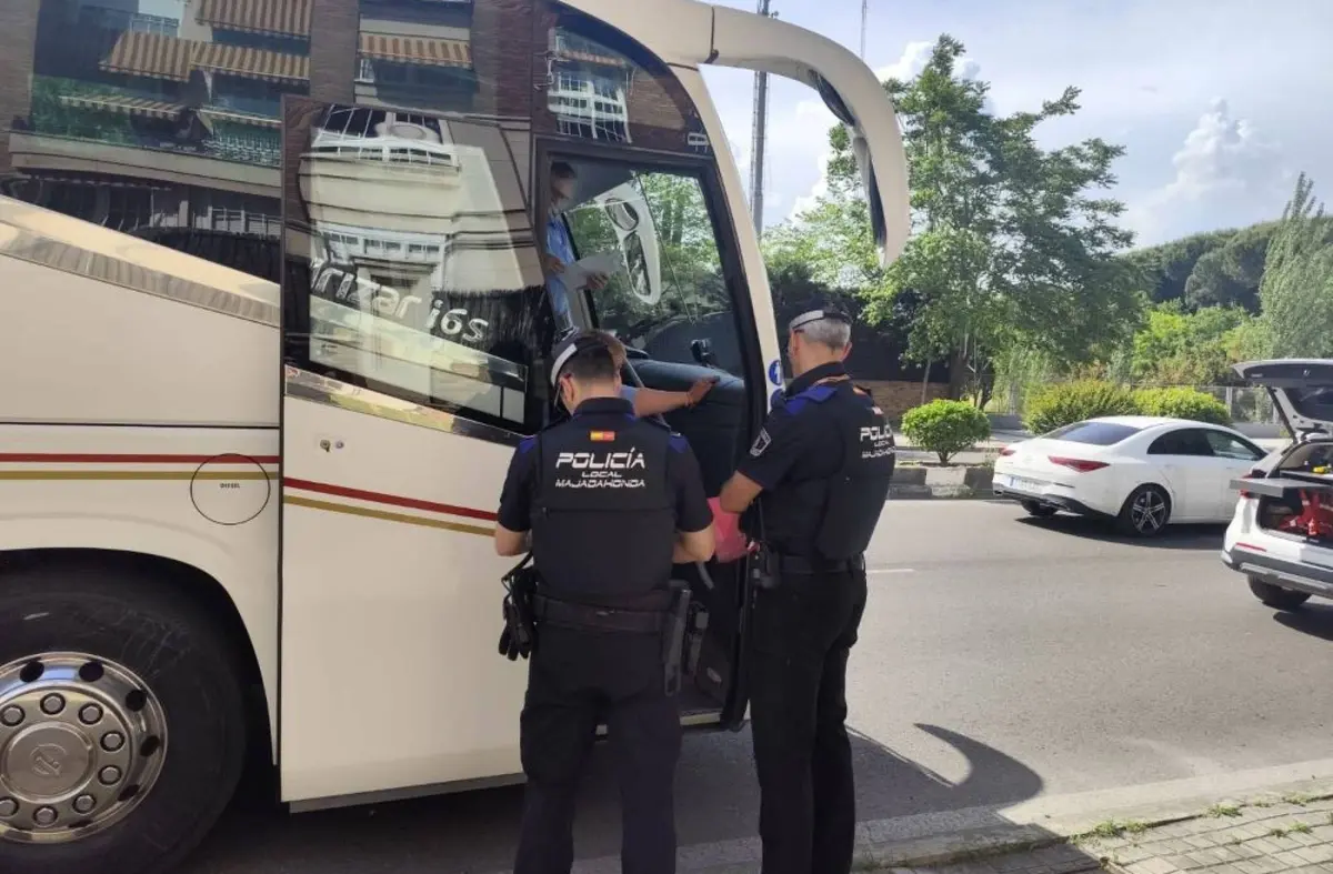 La Policía Local de Majadahonda inspecciona 40 autocares escolares y detecta 4 infracciones