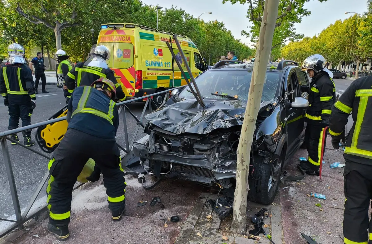 Accidente en Majadahonda: cinco heridos, uno grave, tras salirse un coche de la vía 