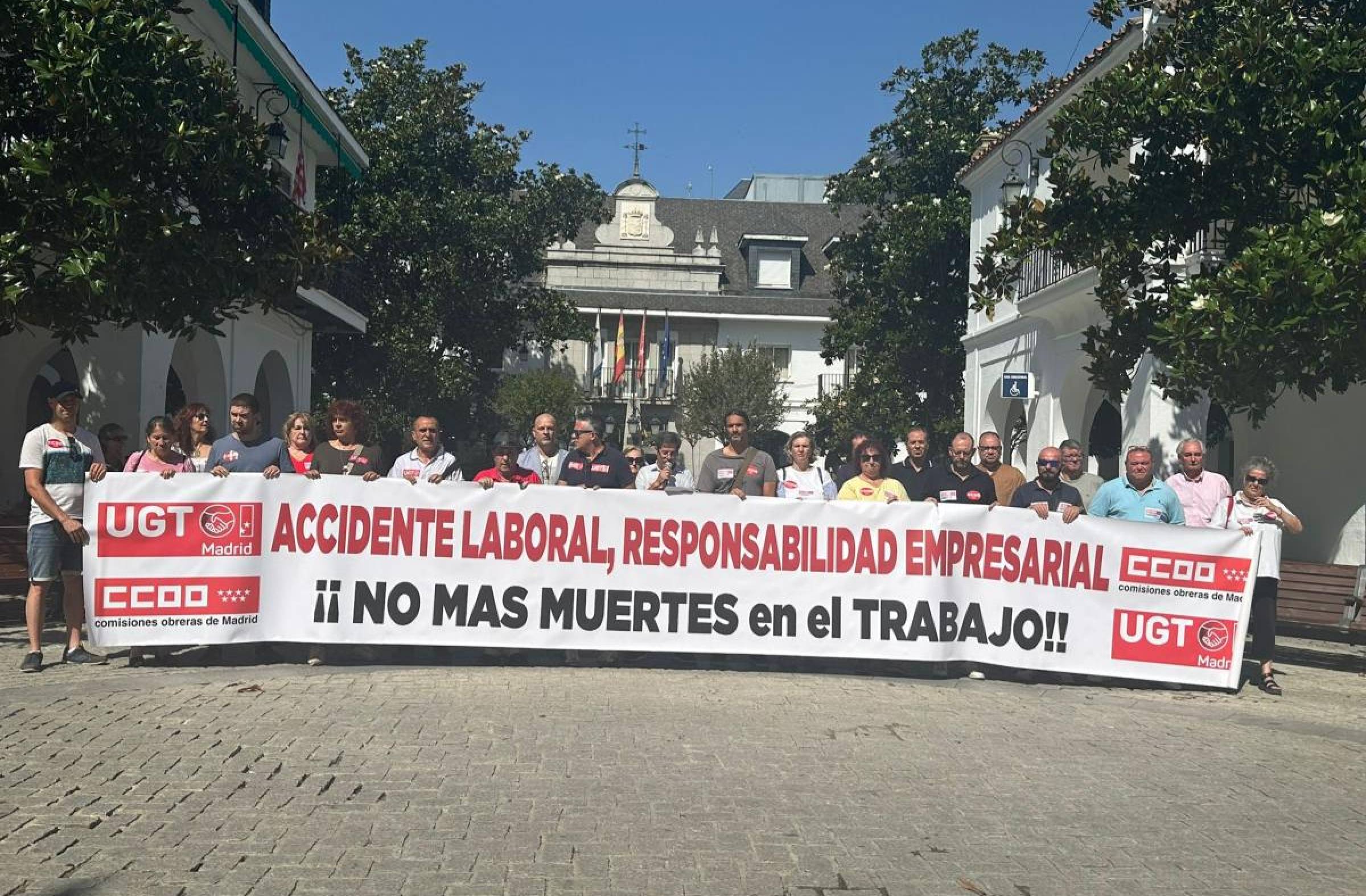 Concentración en Majadahonda tras la muerte de un trabajador por accidente laboral en la localidad