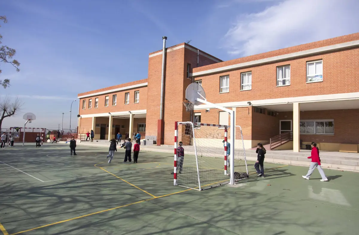 La Plataforma por la Educación Pública de Majadahonda denuncia la exclusión del Colegio Francisco de Quevedo del polideportivo municipal