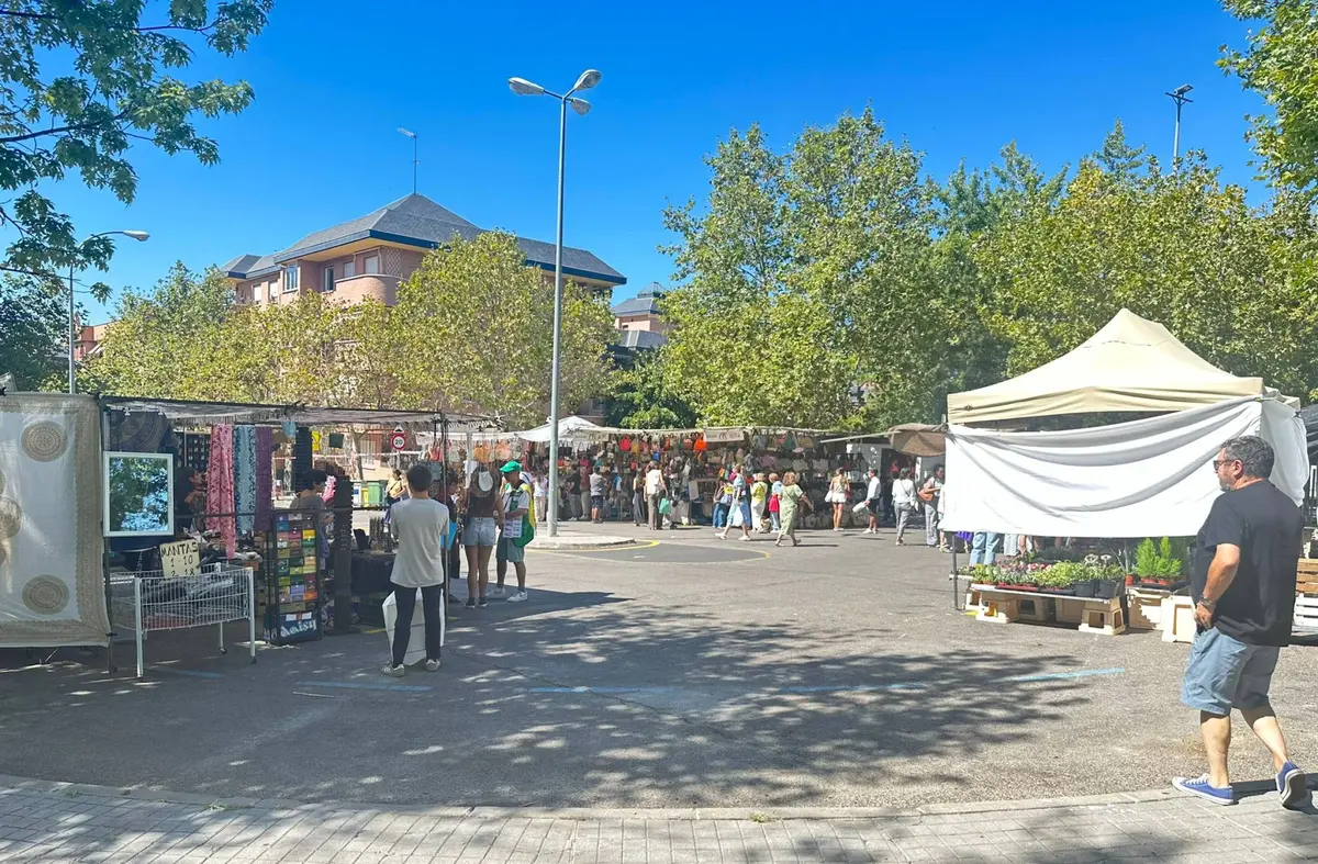 Polémica en el Mercadillo de Majadahonda por la venta de simbología franquista: Más Madrid – IU reclama actuaciones