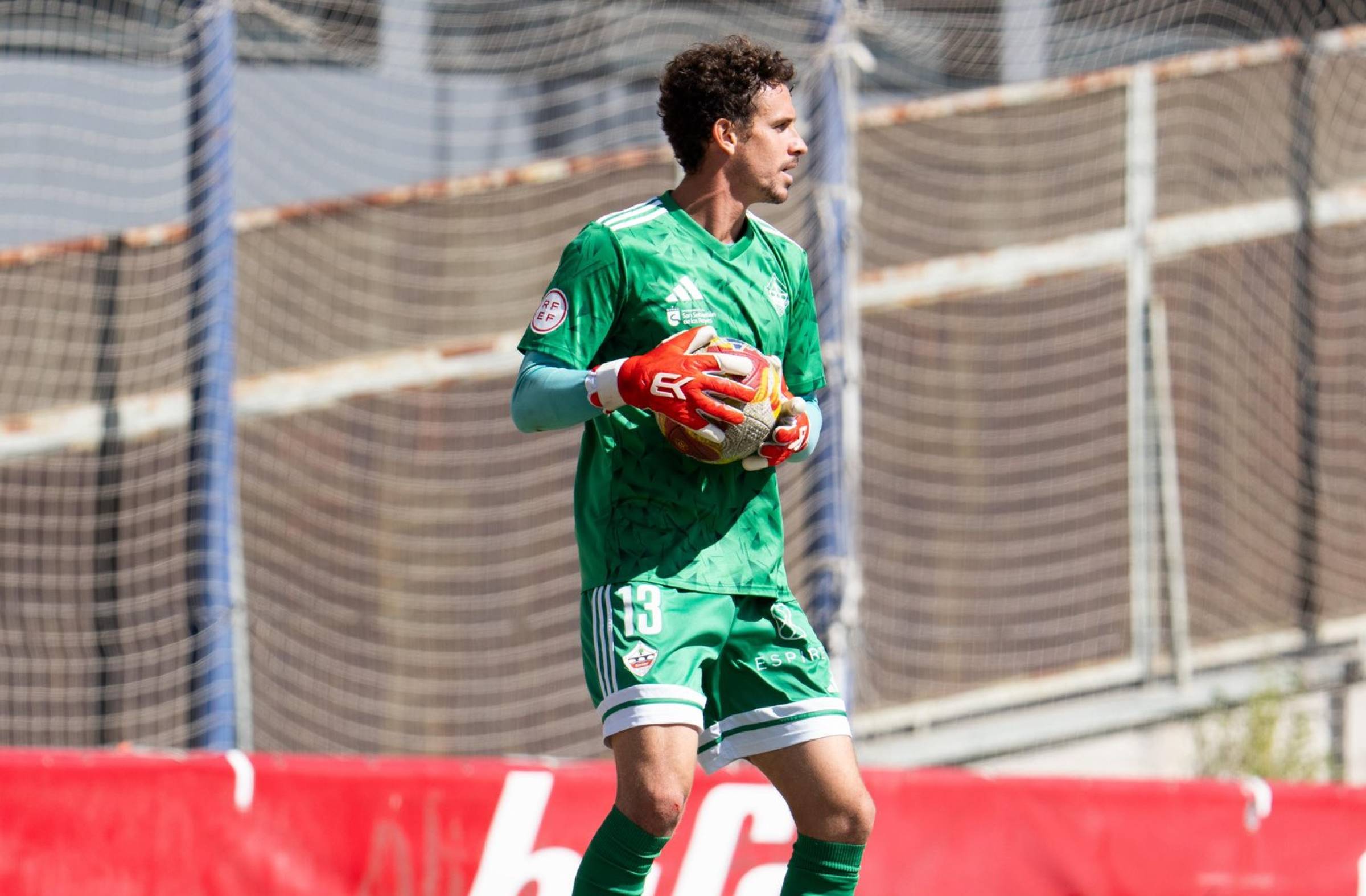 
                                                    Graves insultos homófobos desde la grada del Rayo Majadahonda contra Alberto Lejárraga