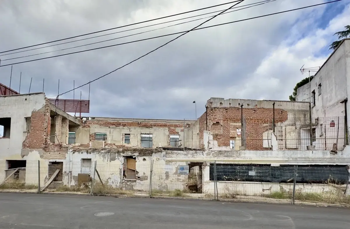 VOX Majadahonda alerta del riesgo de derrumbe en un antiguo hostal ocupado de la localidad