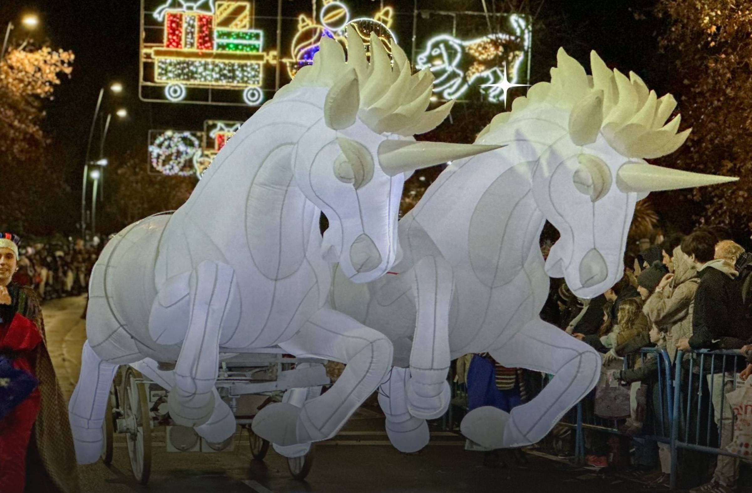 Desfile de figuras y animales iluminados