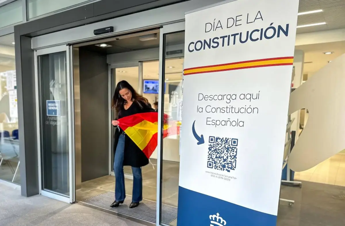 Majadahonda reparte 2.000 banderas e ilumina su Ayuntamiento y fuentes para celebrar el Día de la Constitución Española  
