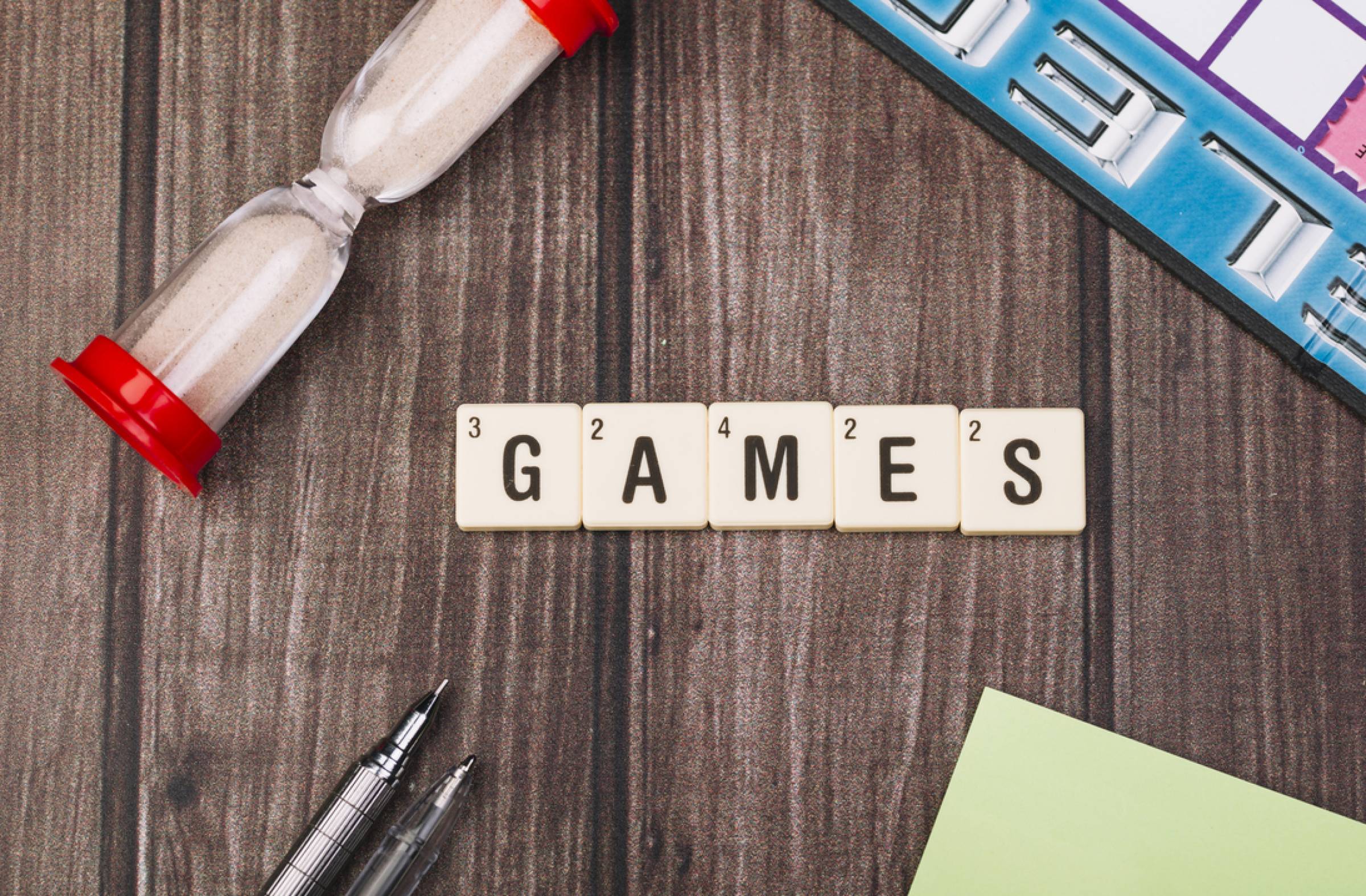 ¿Cómo varía la percepción del tiempo entre los diferentes tipos de juegos en línea?