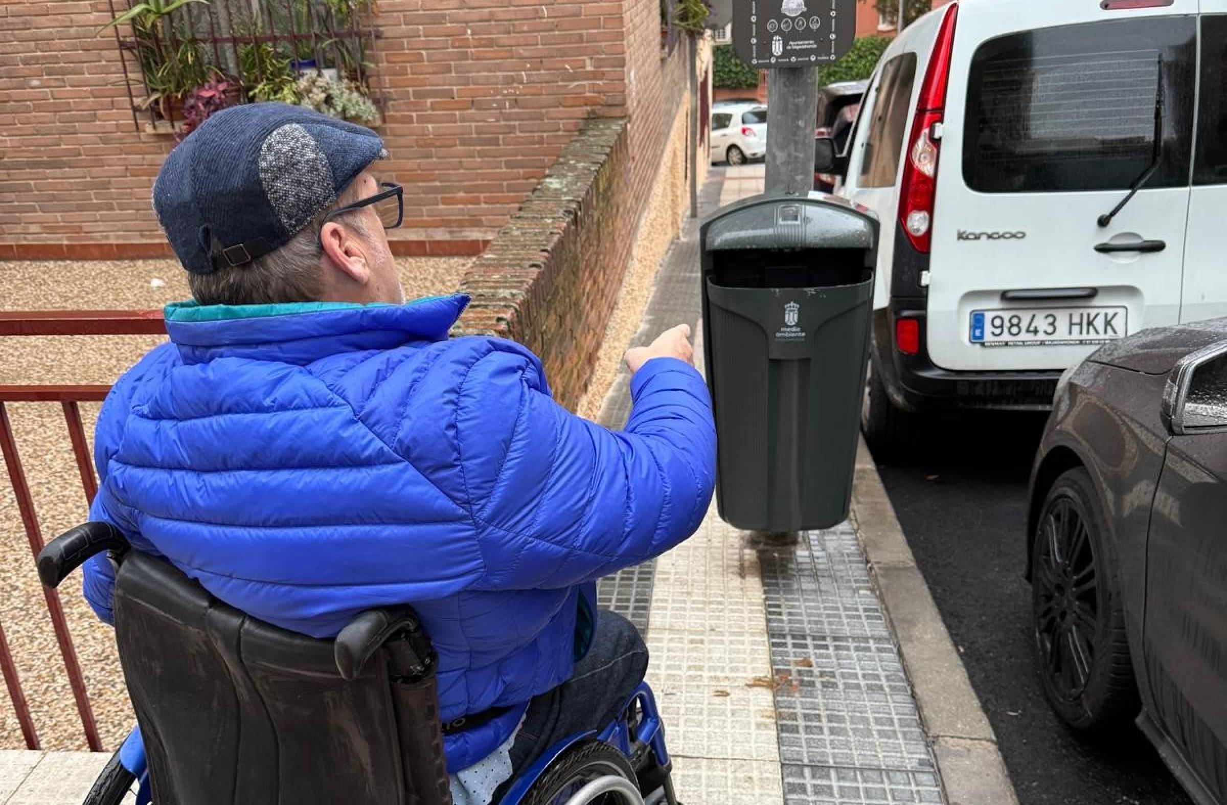 
                                                    PSOE Majadahonda lleva al Defensor del Pueblo la problemática de las barreras arquitectónicas en la localidad